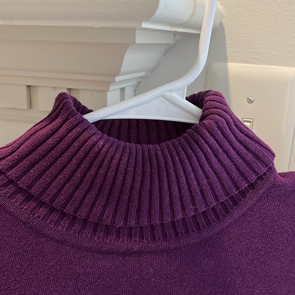 Leo and Nicole plum colored ladies turtleneck size medium - Picture 5 of 8